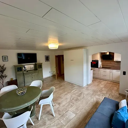 아파트 Schoene Mit Grossem Garten *