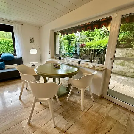 Schoene Mit Grossem Garten 아파트 *