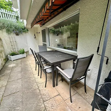 Schoene Mit Grossem Garten 아파트