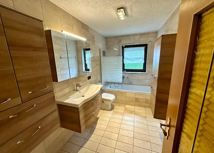 Schoene Mit Grossem Garten *